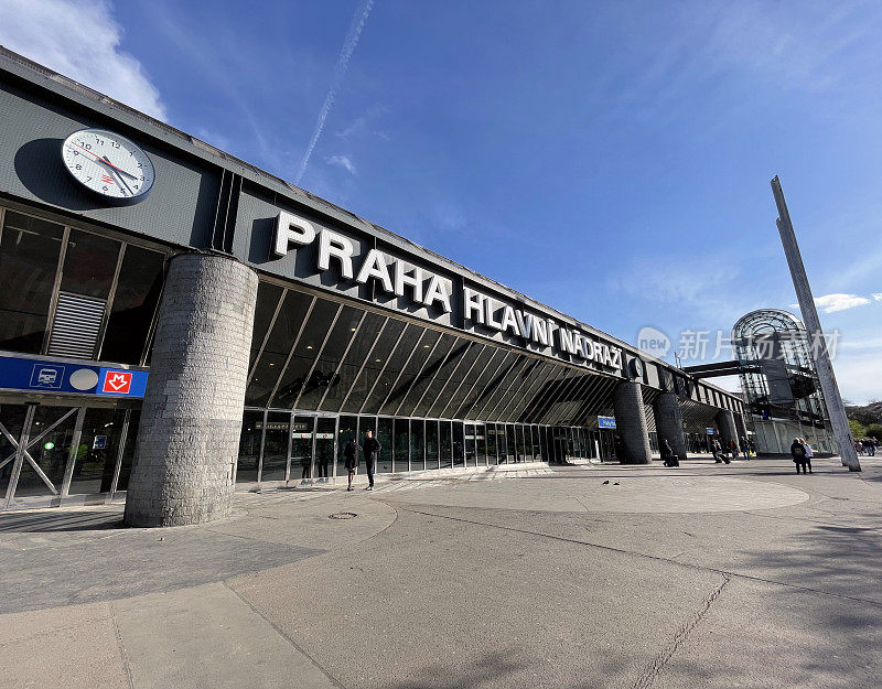 布拉格火车站大厅的入口(捷克语:Praha hlavni nadrazi)。